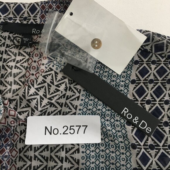 Ro & De Tunic NWT Sheer Band Collar 1/2 Button Down Blouse Gray Navy Blue - Picture 13 of 13